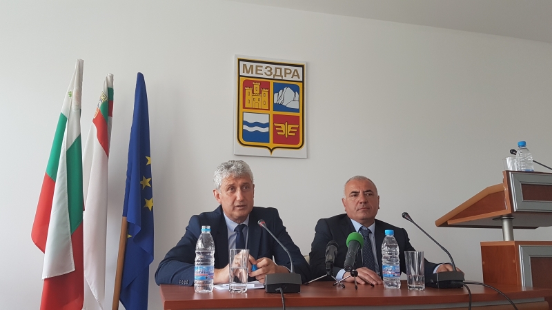 На брифинг в заседателната зала на Община Мездра пред всички