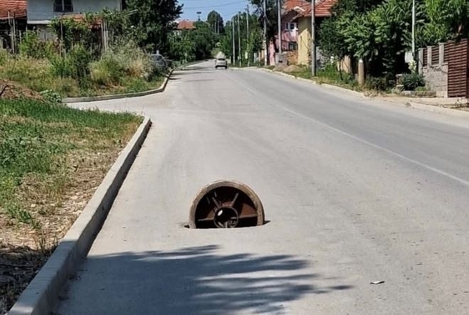 Внимание, шофьори! Голяма дупка зейна в центъра на врачанско село, може да стане инцидент /снимка/