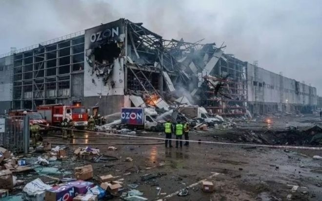 Украински дронове подпалиха огромен склад на руския "Amazon" /снимки/
