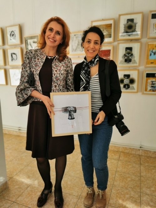 Ванина Вецина разгледа изложба в монтанската галерия /снимки/