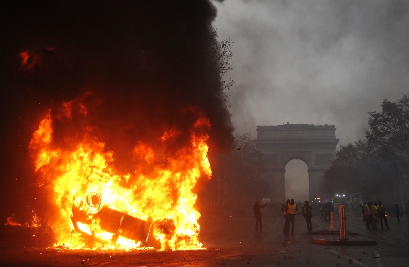 Ожесточени сблъсъци белязаха протестите на жълтите жилетки в Париж през нощта