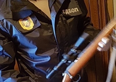 Незаконно притежавани оръжия са намерени и иззети от частни домове в Нови пазар съобщиха от