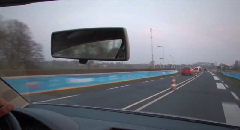 Път в Холандия започва да пее ако водачите шофиращи по