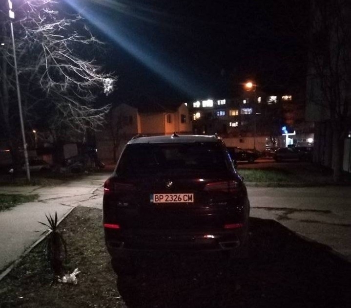 Шофьор заряза БМВ то си в градинка пред жилищен блок във