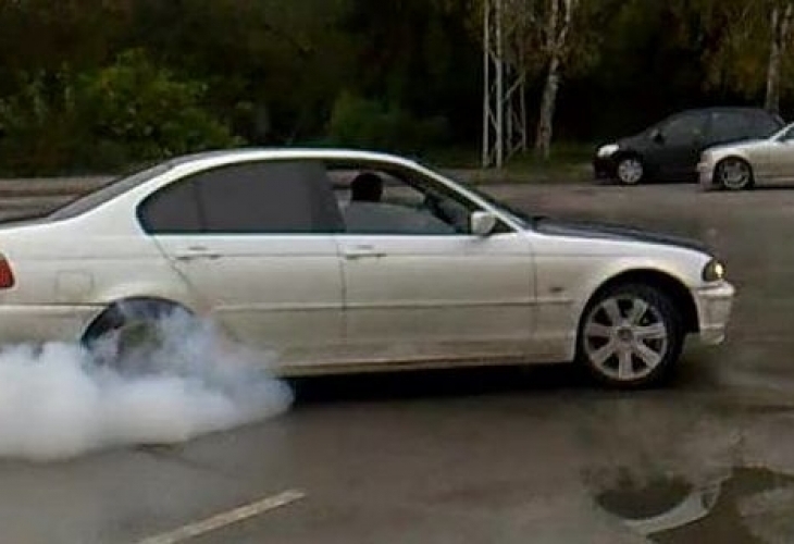 Среднощен екшън! Пиян с БМВ върти гуми между блоковете, арестуваха го