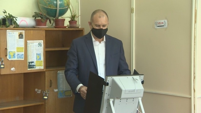 Президентът Румен Радев упражни правото си на глас Той гласува