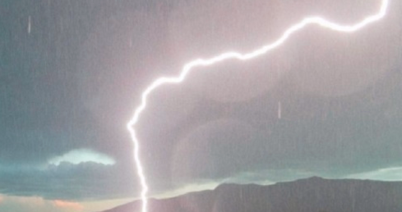 Мълния уби на място 15 крави но пастирът който бил