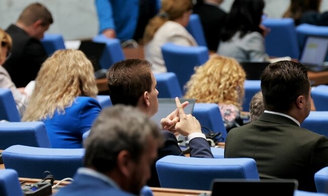 Шестима служебни министри на първи парламентарен контрол