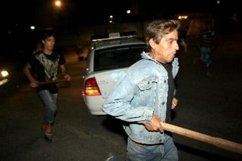 Луд за връзване! Монтанчанин насякъл патрулка с брадва, крещял по ченгетата „Ще мрете!“