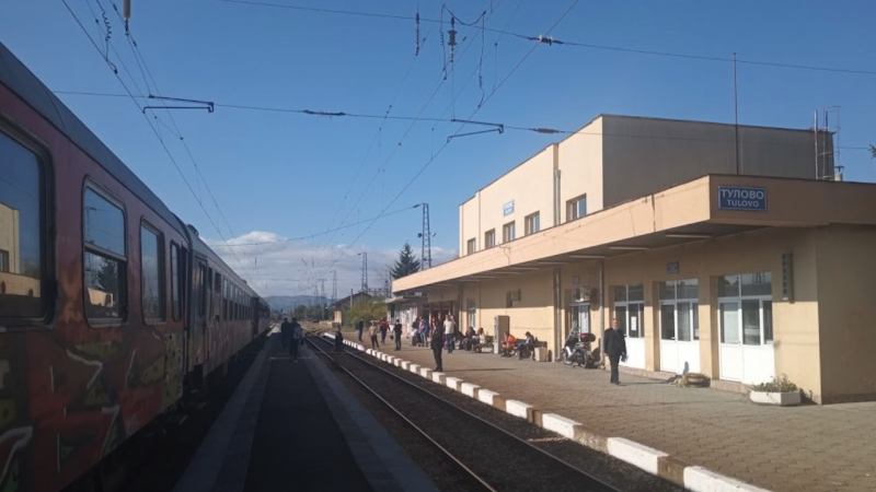 Двама машинисти от бързия влак Бургас София набиха началника на гара