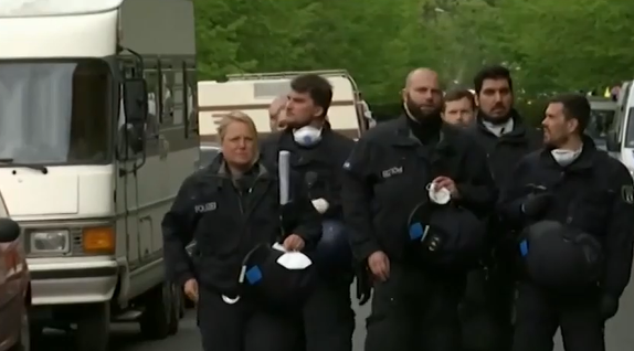 Няколкостотин души излязоха по улиците на Берлин за да протестират