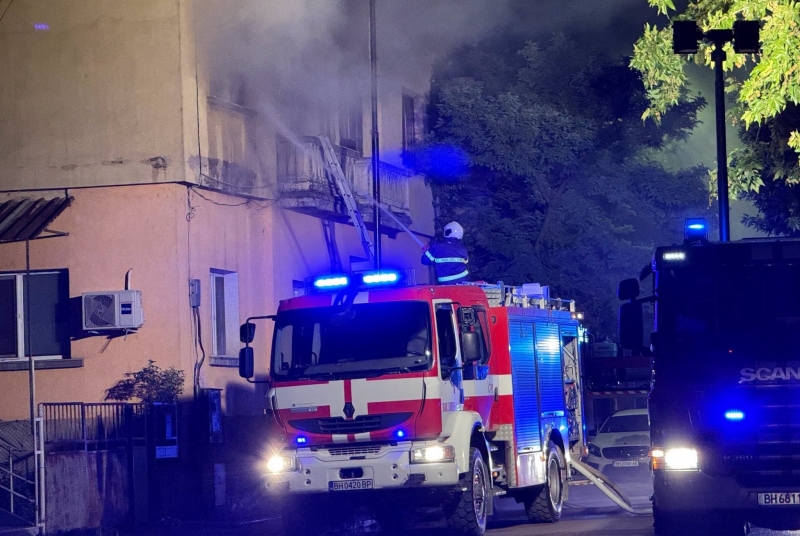 Огнен ад! Пожар вилня в къща в центъра на Видин, сваляха ранен човек със стълба /снимки/