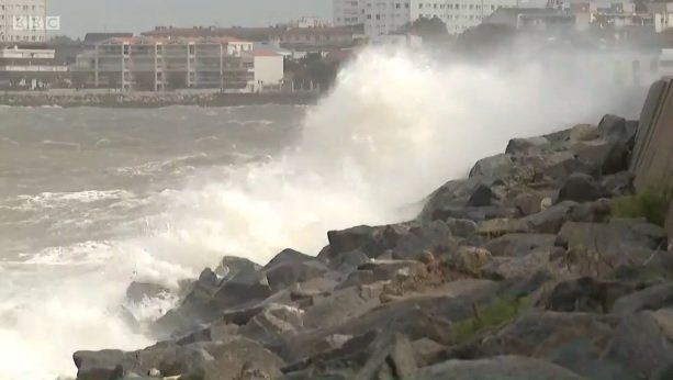 Близо 28 000 домакинства останаха без електрозахранване днес сутринта след