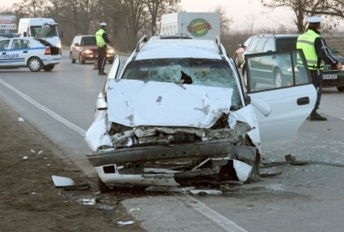 Пиян дядо е катастрофирал снощи във Враца съобщиха от областната