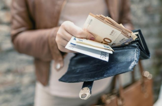 Безработицата продължава да намалява и към края на годината достига