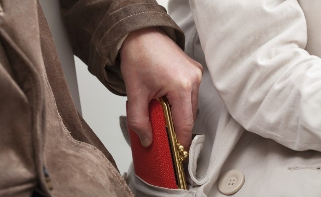 Неизвестен бандит задигна портмонето на жена от магазин в Мездра