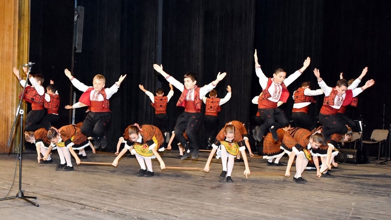 Танцов ансамбъл „Младост” при Общински младежки дом в Монтана ще