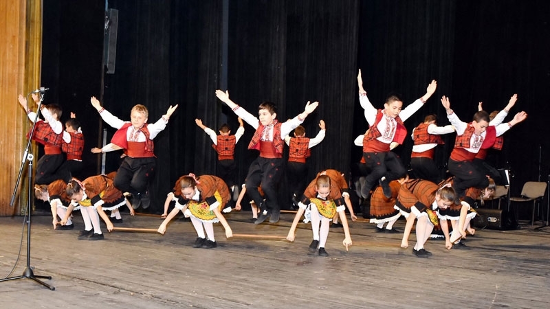 Танцов ансамбъл Младост при Общински младежки дом в Монтана ще