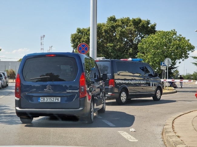 Самолетът с който Васил Божков обяви че се прибира кацна