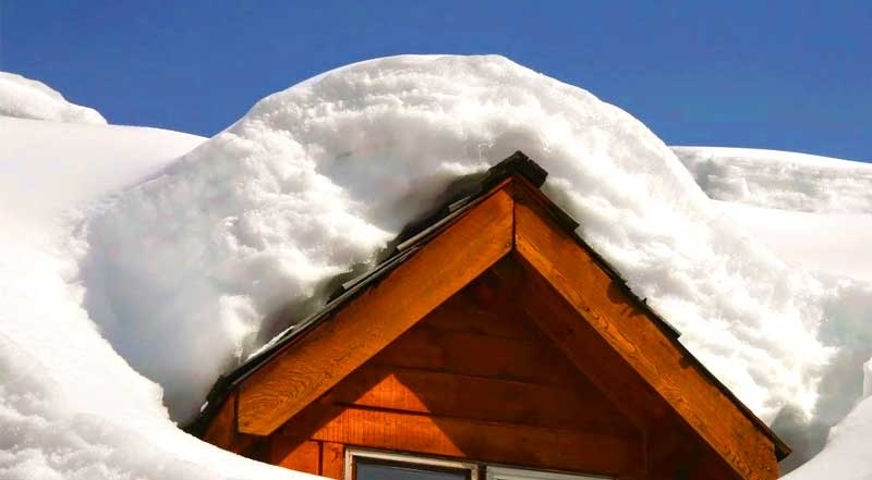 Сняг от покрив на заведение в курорта Пампорово се свлече