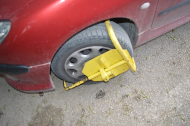 Врачанин е счупил скобата поставена на колата му и отказал