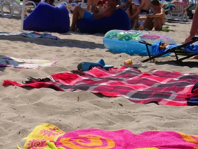 Почиващи на родното Черноморие опънаха на плажа родопско одеяло Историята