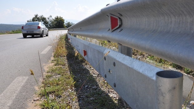 Работници подменят мантинелите на международен път Е 79 между Монтана и