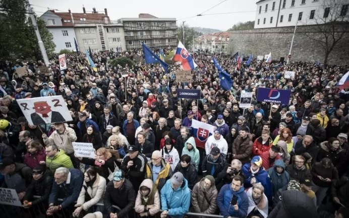 Многохилядни протести срещу Роберт Фицо заляха Словакия