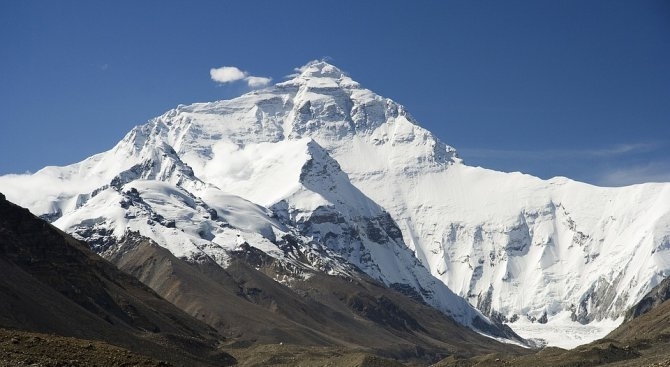 Опитен непалски планински водач загина на връх Еверест предаде Ройтерс