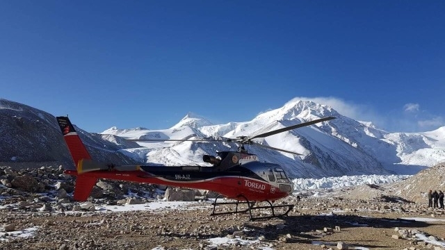 Част от спасителите които търсят Боян Петров в подножието на Шиша Пангма са тръгнали