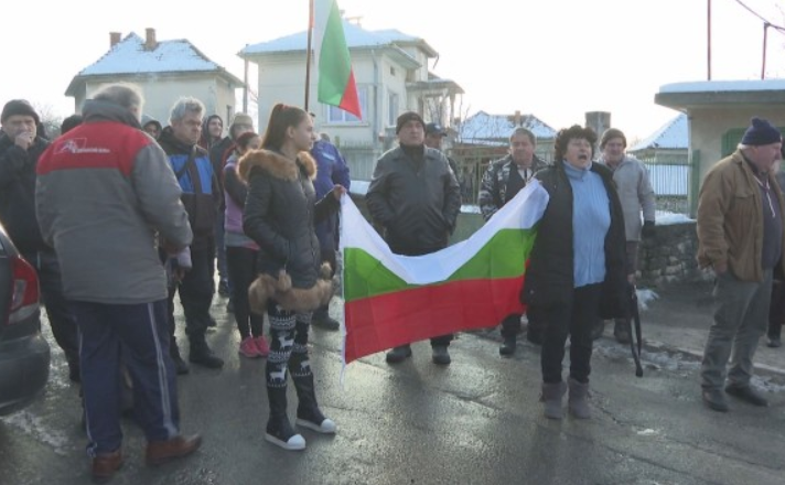 Трети ден населени места във Врачанско бедстват напълно или частично