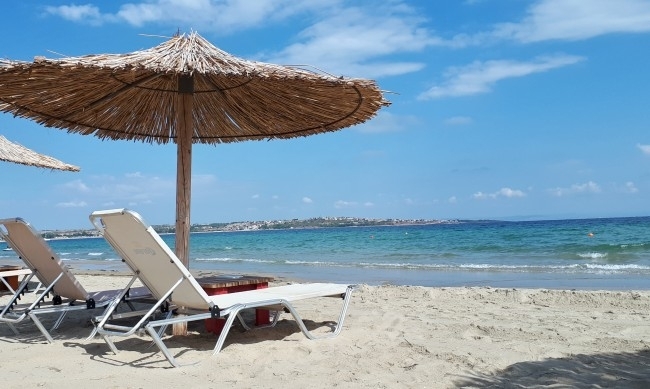 Масово хотелите по южното и северното Черноморие отварят в началото