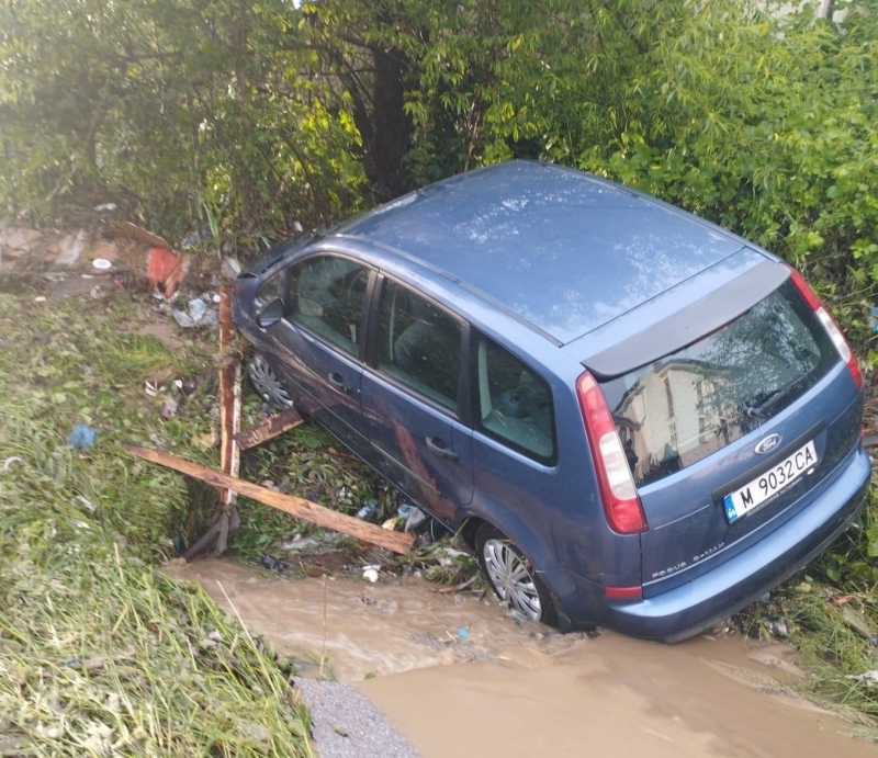 Потоп в Берковица отнесе улици и мостове, евакуират хора /снимки/