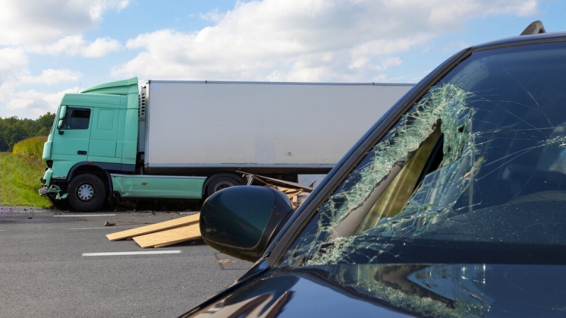 Тежка катастрофа между ТИ и лек автомобил на международния път