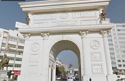 Късно снощи на Порта Македония в центъра на Скопие започна