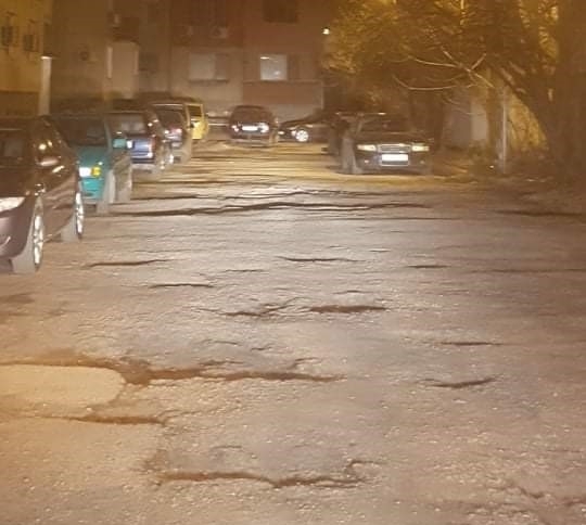 Огромни дупки пред блок във Видин тормозят с години шофьорите