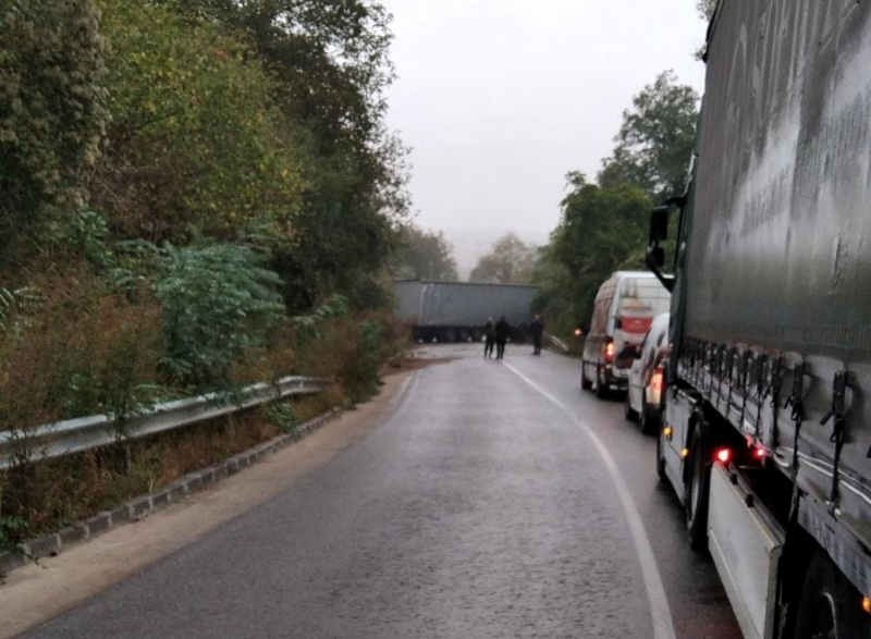 Катастрофа с ТИР ограничи движението на пътя между Видин и Монтана