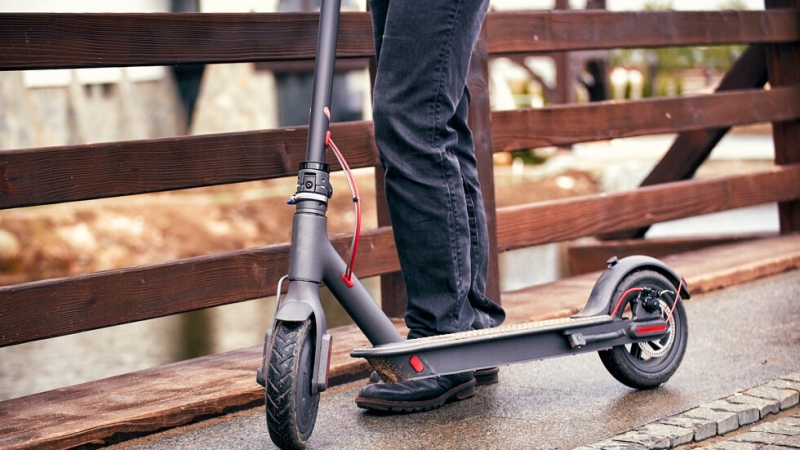 Мъж падна от мост с електрическата си тротинетка в Кърджали