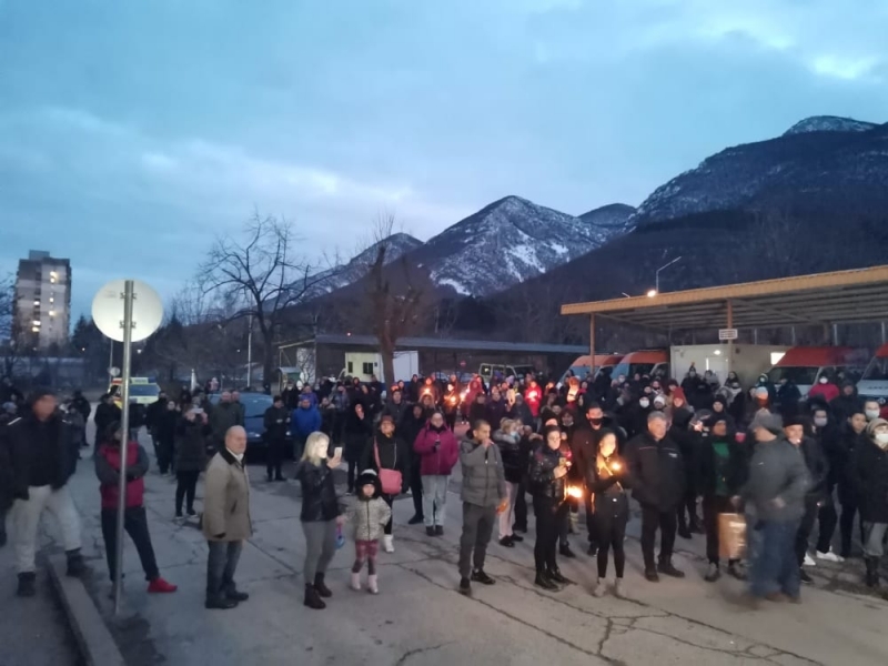 Десетки хора излязоха на протест във Враца тази вечер, видя