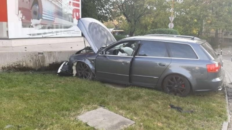 Лек автомобил е блъснал последователно три паркирани коли а от