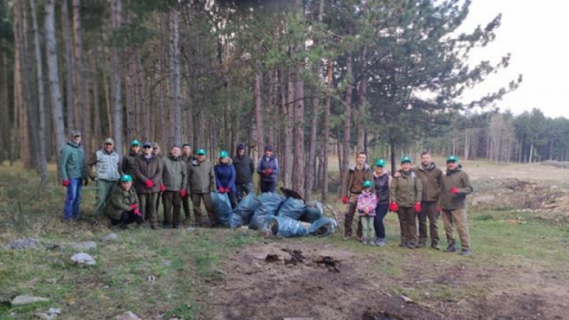 Над 150 килограма отпадъци събраха горски служители в боровата гора