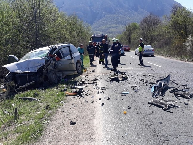 Деветгодишно дете е загинало а жена е пострадала при катастрофа