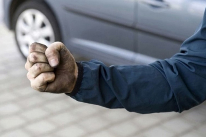 Екшън в Монтана! Шофьор преби служител на Синята зона заради поставена скоба