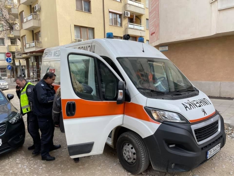 Пловдивчанин пропадна в дупка в новоремонтиран тротоар /снимки/