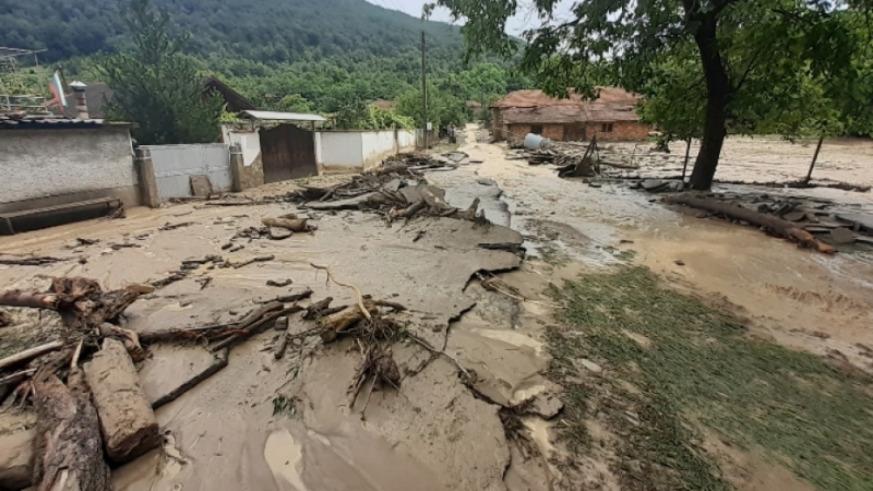Заради проливния дъжд и разразилата се буря вчера сутринта със