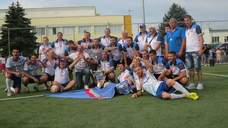 Синьо бели балони се издигнаха над небето в парк Огоста в