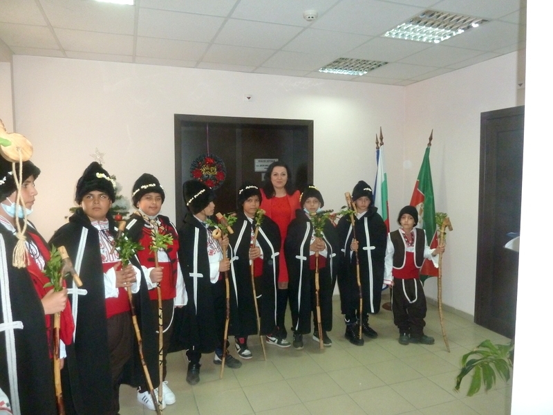 Днес в общинска администрация Борован скъпи гости бяха коледарите от