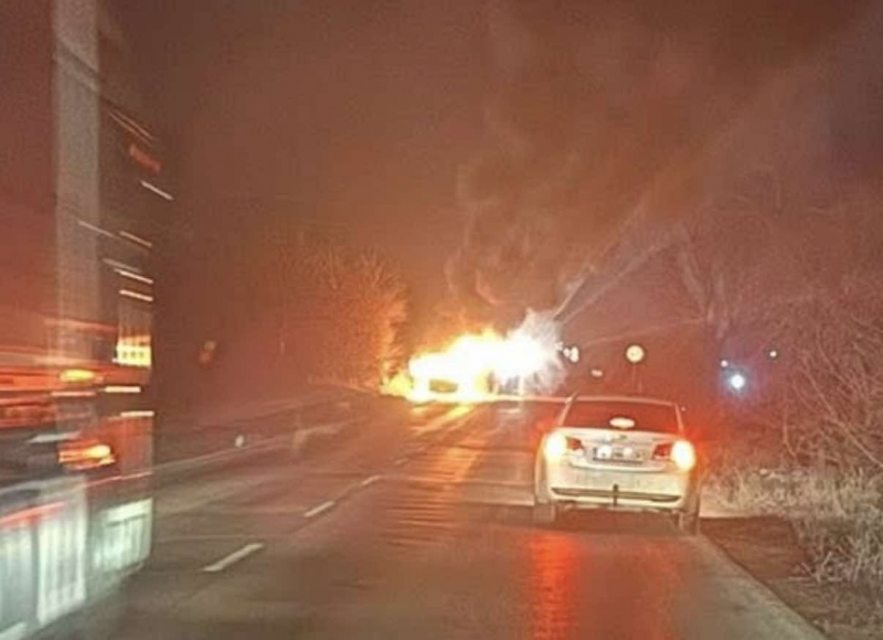 Бус с платформа избухна в пламъци на Е 79 между