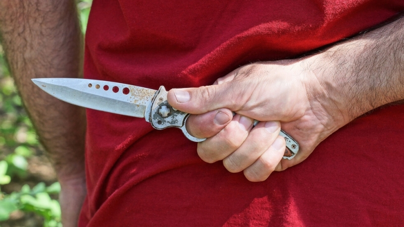 Мъж намушка с нож осем души деца и възрастни