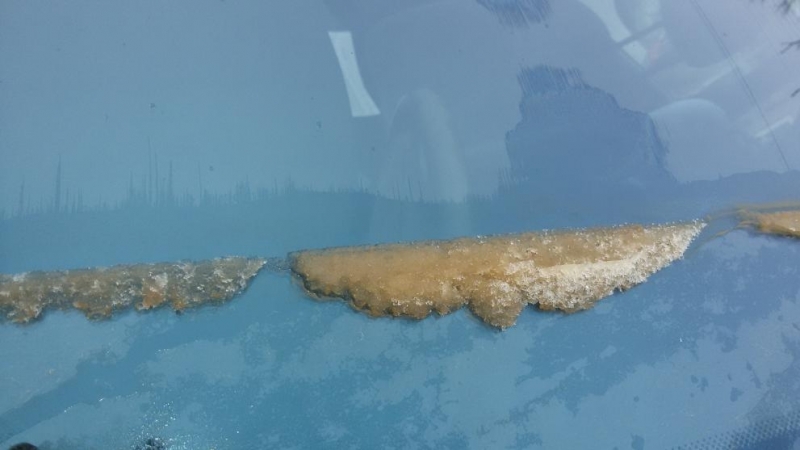 Дъжд и сняг примесен с частици пустинен пясък валя в